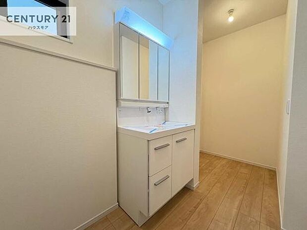 小窓付きの明るい洗面室です！湿気もすぐに入れ替えができて清潔に保つことができます！自然光が差し込むのでお化粧の仕上がりも良くなりますね！