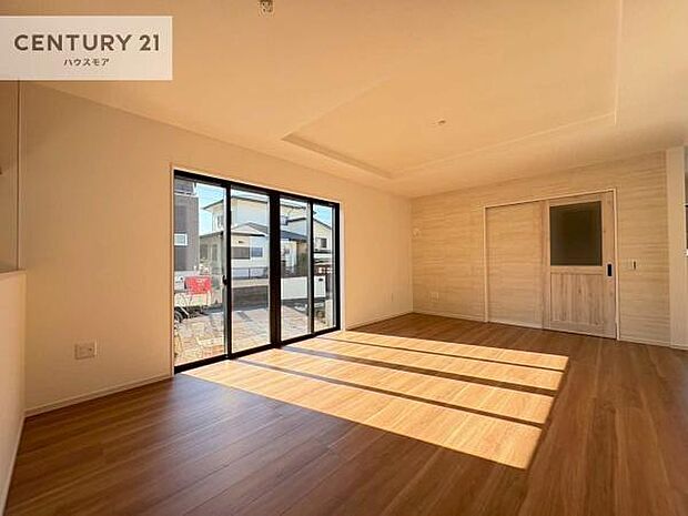 大きな窓からたっぷりの陽ざしが入る明るいリビング。開放感のあるリビングで家族団らんのくつろぎの時間を過ごせます。