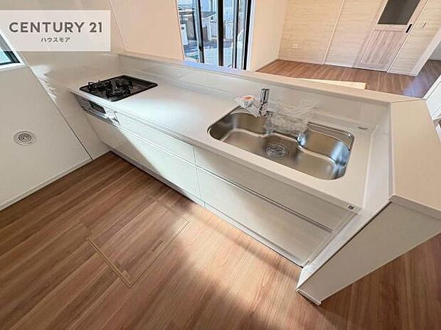 大人気の対面式システムキッチンを採用しています！ご家族のコミュニケーションが自然と増える設計です。お子様にも目が届くので嬉しいですね。広々使えて快適に作業が進みます。