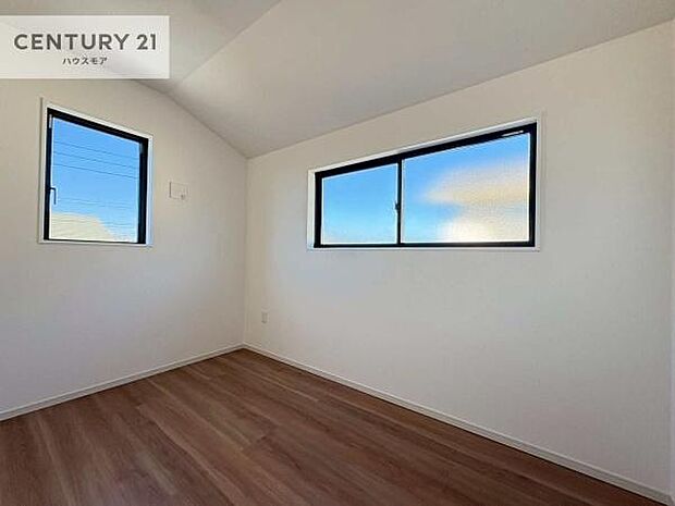 2面採光を確保した明るい室内は、風通しも良く、明るく大変居心地の良い空間となっております。リラックスして過ごせる心地の良いお部屋です！朝の目覚めがスッキリしますね！