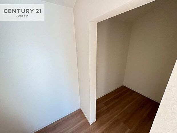 ウォークインクローゼット付きです。たくさんのお洋服などを収納しておけそうですね！他にも扇風機や加湿器など季節物の大きな家電も収納できます。