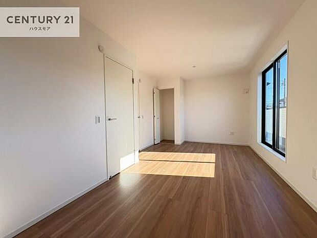 洋室は子供部屋や寝室、色々と用途多彩に利用できますね。収納力もたっぷりなので、広々気持ちよく過ごすことができます。