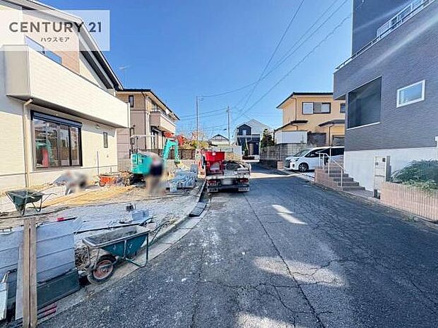 前面道路5.9ｍ×5.9ｍ陽当り良好な立地です。車庫入れが苦手な方も安心ですね。