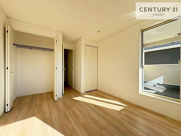 バルコニーに面している洋室です。明るく温もりがあり、換気もしっかりできます！朝起きて、外に出て背伸びをしつつ深呼吸をし良い朝を迎え入れることができます。