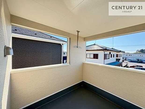 落ち着きある住宅街です！周囲には高い建物がなく、空が広く開放感があり、陽当たりを大きく遮られることもありません！気持ちの良い風が通り抜ける街並みです！