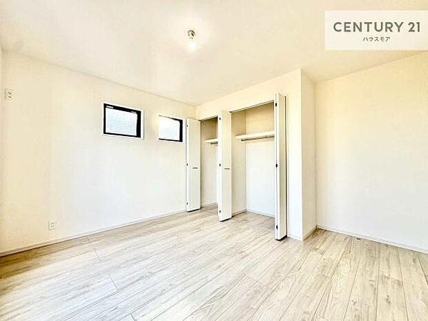 各洋室にはクローゼットを完備しており、収納スペースも充実。衣類や日用品、季節物の収納に便利で、いつでもすっきりと片付いたお部屋を保てます。