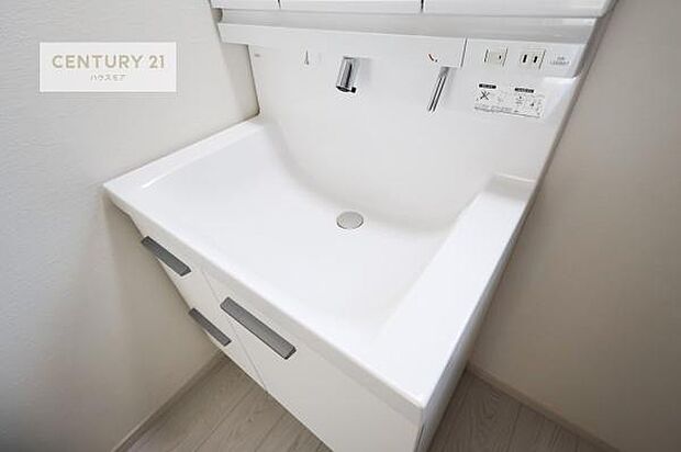 洗面台のボウルが深く床に水が跳ねにくいです！それにお掃除がしやすい使い勝手の良い白を基調とした清潔感のある洗面台で気持ちよくお使いいただけます！（同仕様）