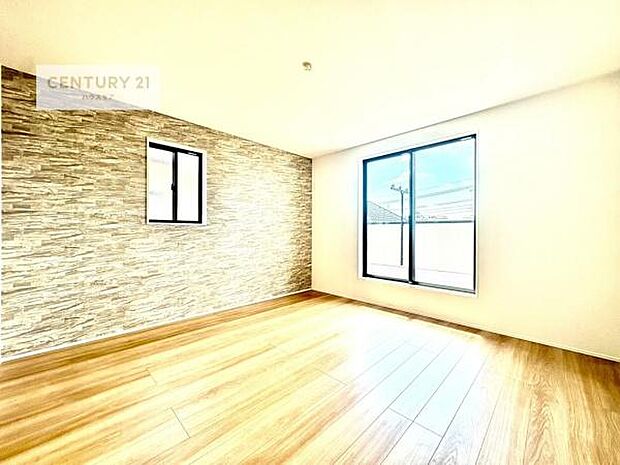 バルコニーに面した洋室。優しい光が差し込む洋室は、朝の目覚めも気持ちが良さそうですね。おうち時間もゆったりと過ごすことができます。