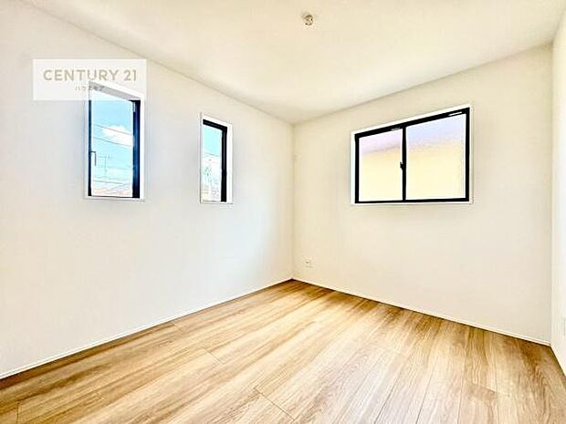 掃き出し窓がないお部屋は、お子様のお部屋としても安心です！収納スペースも充実しているので散らかったお部屋をサッと片付けられます！