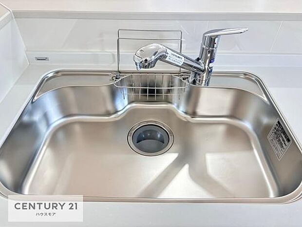 ワイドなシンクですね！水が跳ねにくく洗物がしやすい家事が楽々仕様のシステムキッチンです！デザイン性と機能性を兼ねたキッチンで清潔感がありますね！(同仕様)