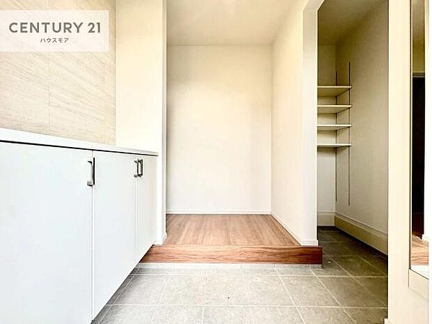 疲れて帰ってきても、ただいま!を言いたくなる、優しく迎え入れてくれる空間になっています。明るく温もり溢れる玄関です!