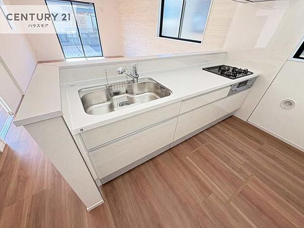 大人気の対面式システムキッチンを採用しています!ご家族のコミュニケーションが自然と増える設計です。お子様にも目が届くので嬉しいですね。広々使えて快適に作業が進みます。