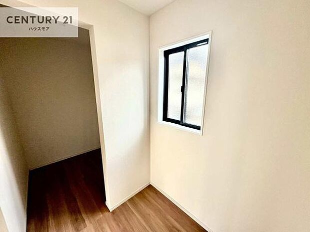 ウォークインクローゼット付きです。たくさんのお洋服などを収納しておけそうですね!他にも扇風機や加湿器など季節物の大きな家電も収納できます。