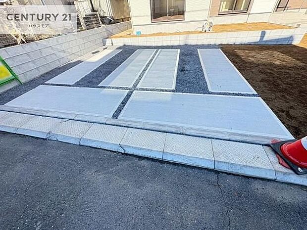 駐車スペースは2台分あります!セカンドカーはもちろん、バイクや自転車なども置き場所に困りません。