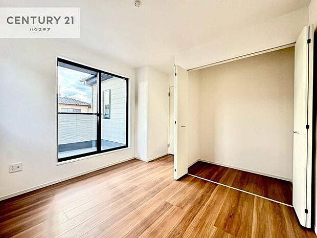 収納スペースがついています!居室をスッキリ整頓する事ができますね。家具を選ばないシンプルなデザインの為、家具を選ばずお気に入りの空間作りができそうですね。