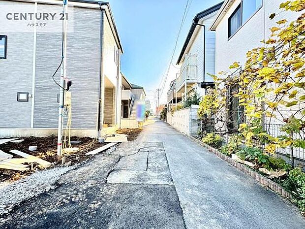 前面道路は4ｍ！陽当り良好な立地です。車庫入れが苦手な方も安心ですね。