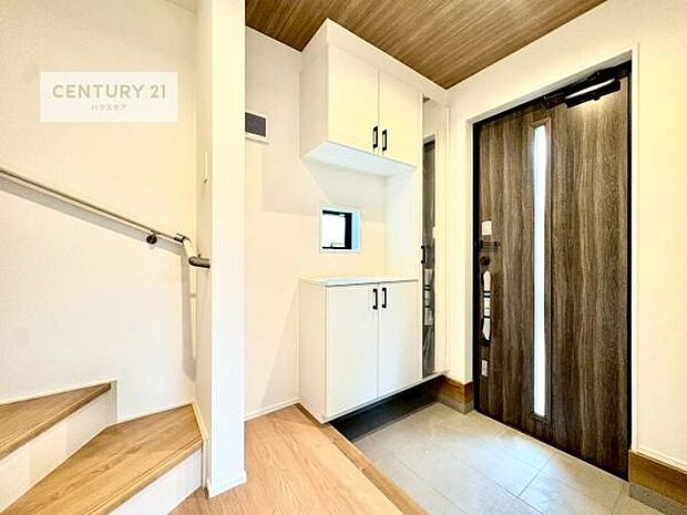 シューズボックス付きなので、玄関が片付きお掃除がしやすいです！スッキリした玄関で戸を開けた瞬間、清潔感のある心地いい空間が出迎えてくれます。