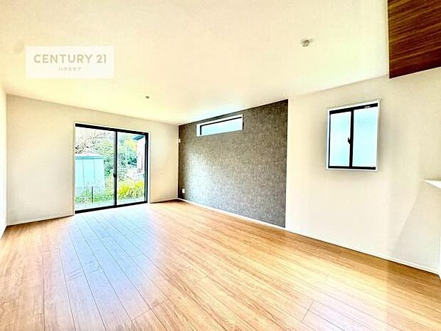 大きな窓からたっぷりの陽ざしが入る明るいリビング。開放感のあるリビングで家族団らんのくつろぎの時間を過ごせます。