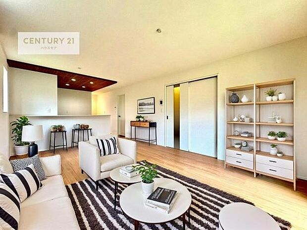 家具はCGパースです。開放感のある広々LDK！ソファーやダイニングテーブルを置いても窮屈にならないので快適に過ごせます！コミュニケーションが取りやすいリビングです！