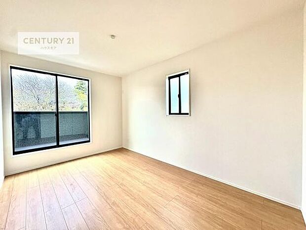 バルコニーに面している洋室です。明るく温もりがあり、換気もしっかりできます！朝起きて、外に出て背伸びをしつつ深呼吸をし良い朝を迎え入れることが出来そうですね！