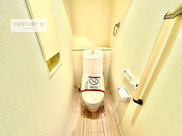 1・2階にトイレがございます！朝の忙しい時間帯も待たずにすみそうですね。白を基調とした清潔感のあるトイレでお手入れがしやすいです！