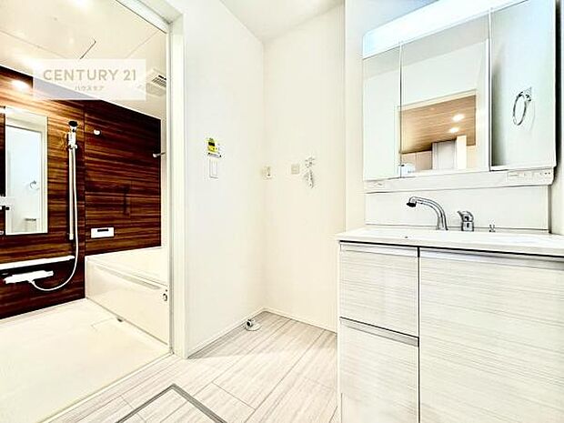 三面鏡仕様の洗面所は、身だしなみがしやすい造り！裏は収納になっています。ドライヤーやお化粧道具を片付けられるので洗面台周りをスッキリと見せることが出来ます！