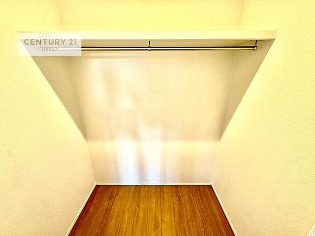 ウォークインクローゼット付きです。たくさんのお洋服などを収納しておけそうですね！他にも扇風機や加湿器など季節物の大きな家電も収納できます。