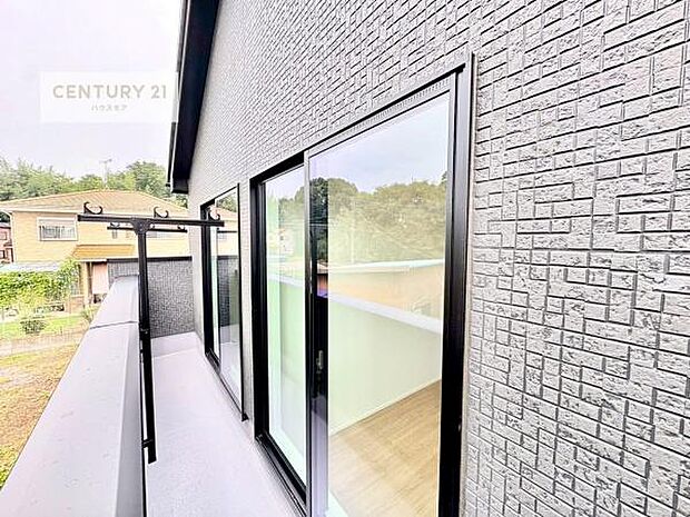 広々としているバルコニーです！お洗濯物を干すのはもちろん風に当たりながらくつろぎタイムが送れます！