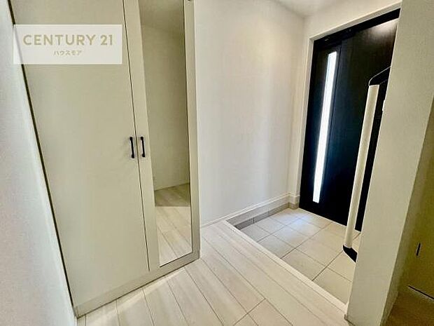 ミラー付きシューズボックス付きなので、玄関が片付きお掃除がしやすいです！スッキリした玄関で戸を開けた瞬間、清潔感のある心地いい空間が出迎えてくれます。