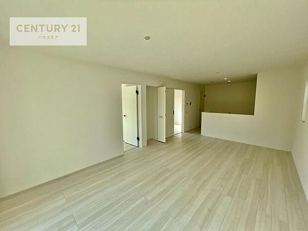 広々ダイニングスペース！ゆったりお食事。笑い声響く楽しい時間が過ごせます。日々の疲れも癒されます！配膳や後片付けも便利です！