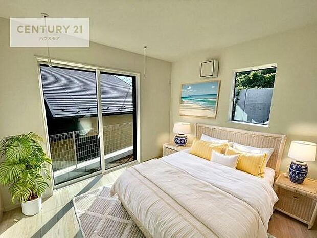 家具はCGパースです。優しい光が差し込む洋室は、朝の目覚めも気持ちが良さそうですね。おうち時間もゆったりと過ごすことができます。優しい色合いのフローリングがどんな家具にもマッチします！