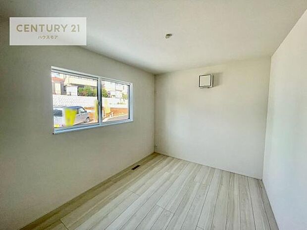 柔らかい陽光が差し込む明るいお部屋を演出する設計。彩光の取れる窓が気持ちの良いお部屋を創り上げます。朝の目覚めがスッキリします！