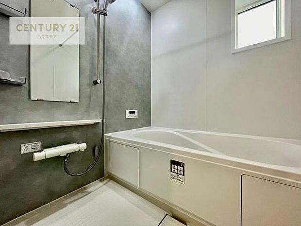 広々バスで一日の疲れをリフレッシュ。足が伸ばせるので、浴槽にもゆったりと浸かれますね！毎日のバスタイムが楽しみになります。