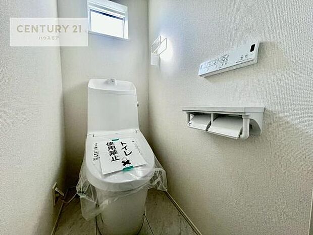 1・2階にトイレがございます！朝の忙しい時間帯も待たずにすみそうですね。白を基調とした清潔感のあるトイレでお手入れがしやすいです！