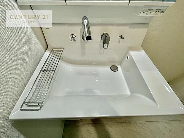 深い洗面台ボウルは、水が跳ねにくいのでお手入れが楽々！清潔感が保てます！キレイな洗面所で自分磨きのモチベーションが上がりますね！