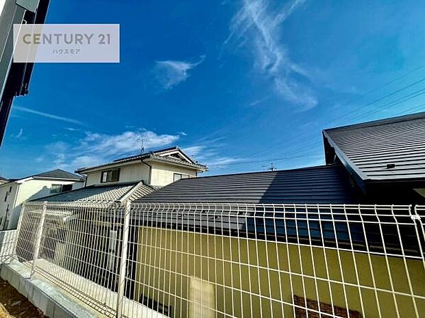 晴れた日には青い空を見渡せる開放的な時間を楽しめます。気持ちの良い風が通り抜ける街並みです！