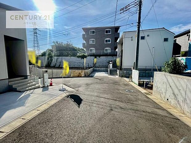 前面道路5.5ｍ×5.5ｍ！陽当り良好な立地です。車庫入れが苦手な方も安心ですね。