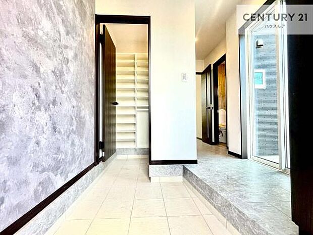 疲れて帰ってきても、ただいま！を言いたくなる、優しく迎え入れてくれる空間になっています。明るく温もり溢れる玄関です！