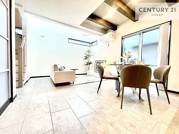 大きな窓からたっぷりの陽ざしが入る明るいリビング。開放感のあるリビングで家族団らんのくつろぎの時間を過ごせます。