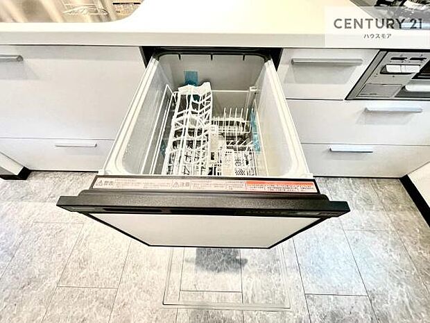 食洗機付き！忙しい時や冬場は手荒れ防止として大活躍します！ビルトイン仕様なので、場所も取らず調理スペースも広く使えて手際よく作業が出来ます！
