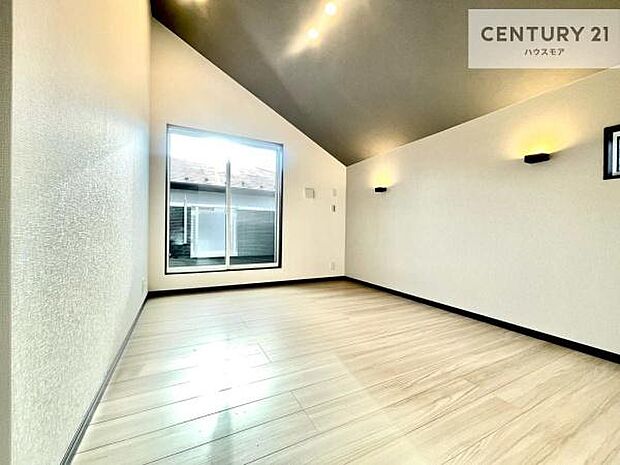 バルコニーに面している洋室です。明るく温もりがあり、換気もしっかりできます！朝起きて、外に出て背伸びをしつつ深呼吸をし良い朝を迎え入れることができます。