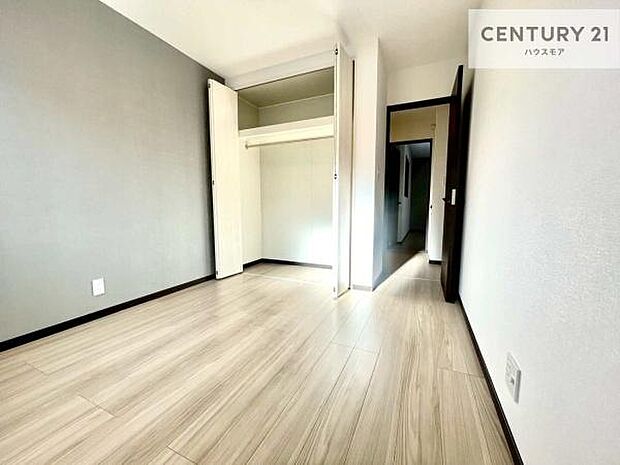 掃き出し窓がないお部屋は、お子様のお部屋としても安心です！収納スペースも充実しているので散らかったお部屋をサッと片付けられます！