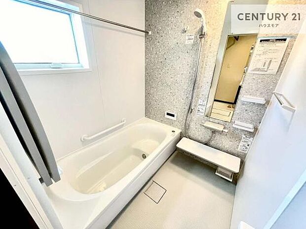 広々バスで一日の疲れをリフレッシュ。足が伸ばせるので、浴槽にもゆったりと浸かれますね！毎日のバスタイムが楽しみになります。