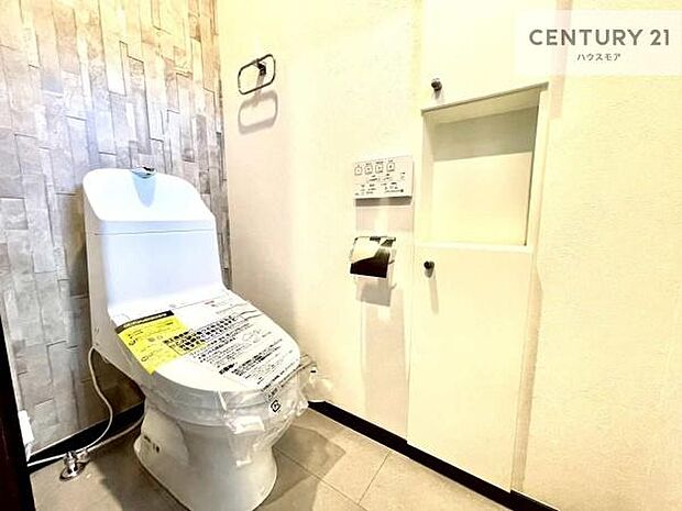 1・2階にトイレがございます！朝の忙しい時間帯も待たずにすみそうですね。白を基調とした清潔感のあるトイレでお手入れがしやすいです！