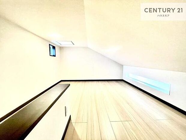 小屋根裏収納です！たっぷりの収納スペースで、暮らしがすっきり整う住まい。家族の荷物もきれいに片付き、毎日を快適に過ごせます。