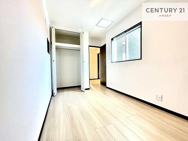 収納スペースがついています！居室をスッキリ整頓する事ができますね。家具を選ばないシンプルなデザインの為、家具を選ばずお気に入りの空間作りができそうですね。