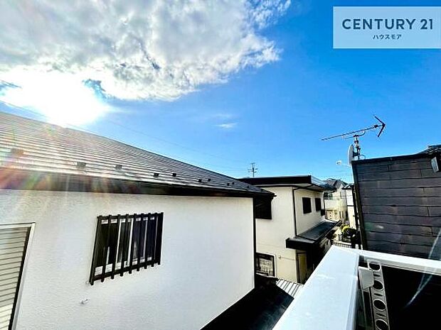 晴れた日には青い空を見渡せる開放的な時間を楽しめます。気持ちの良い風が通り抜ける街並みです！