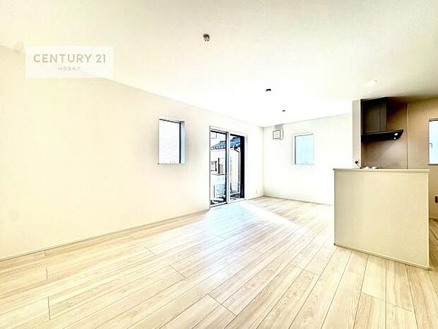 開放感のある広々LDK!ソファーやダイニングテーブルを置いても窮屈にならないので快適に過ごせます!コミュニケーションが取りやすいリビングです!