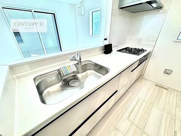 大人気の対面式システムキッチンを採用しています!ご家族のコミュニケーションが自然と増える設計です。お子様にも目が届くので嬉しいですね。広々使えて快適に作業が進みます。