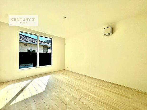 バルコニーに面している洋室です。明るく温もりがあり、換気もしっかりできます!朝起きて、外に出て背伸びをしつつ深呼吸をし良い朝を迎え入れることが出来そうですね!